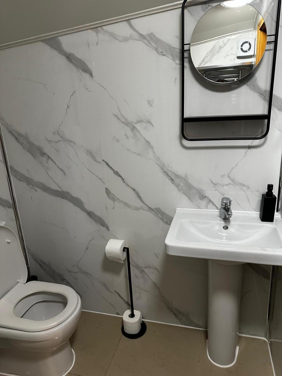 Fb1-Spacious Basement Studio Flat Fits 2- Near Hyde Park Londra Exterior foto